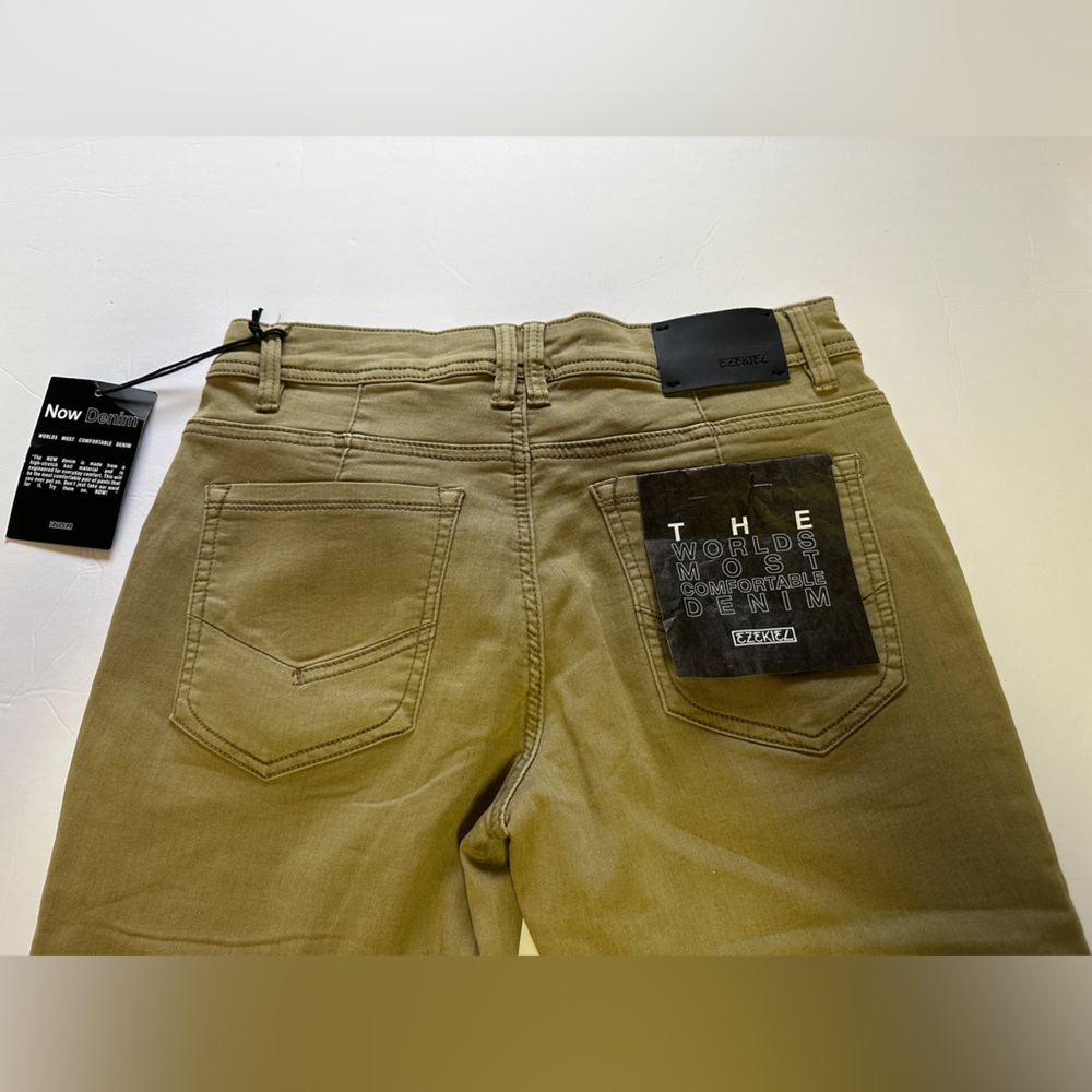 Brand new. Ezekiel Tan 305 Chopper Jeans. Size 30. Inseam 30.